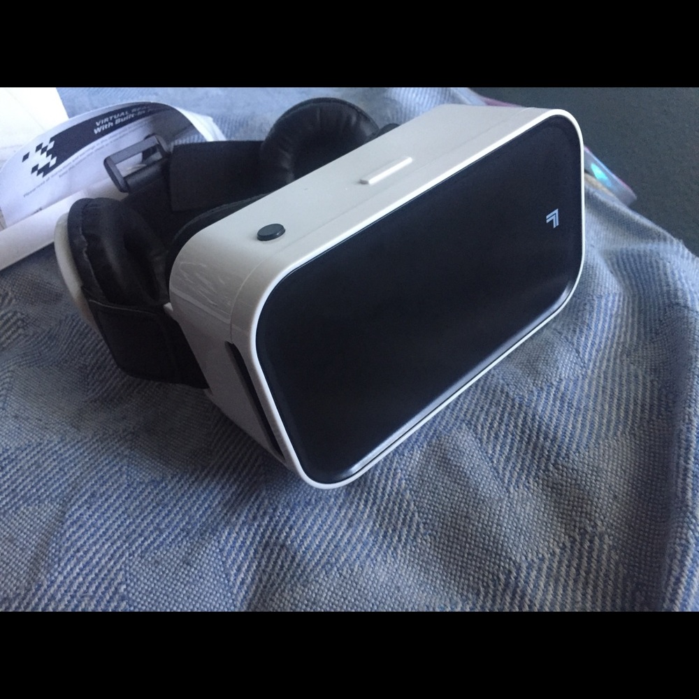 Virtual reality headset - Picture 2 of 2
